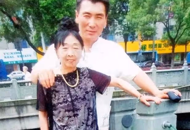 回顧:27歲小伙娶59歲女友,不惜與父母斷絕關係,如今卻敗給現實