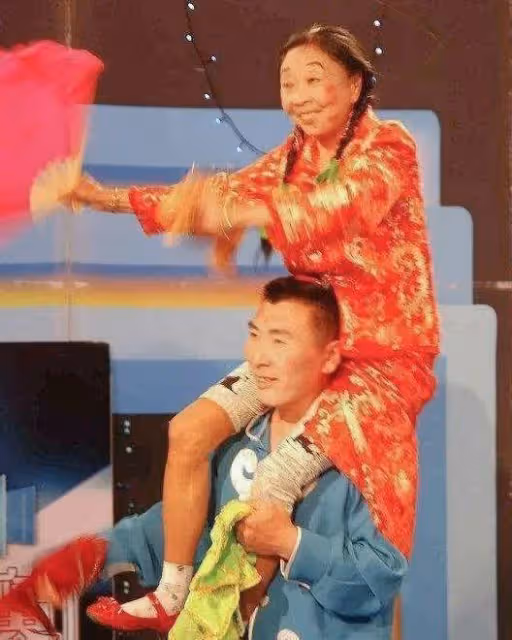 回顧:27歲小伙娶59歲女友,不惜與父母斷絕關係,如今卻敗給現實