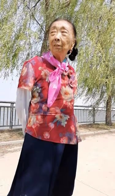 回顧:27歲小伙娶59歲女友,不惜與父母斷絕關係,如今卻敗給現實