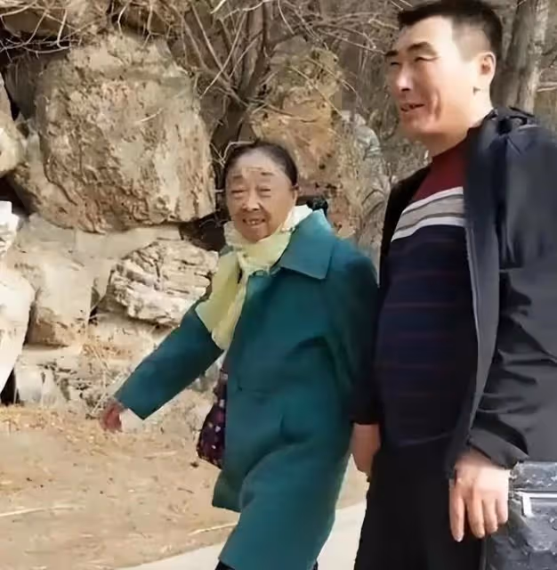 回顧:27歲小伙娶59歲女友,不惜與父母斷絕關係,如今卻敗給現實