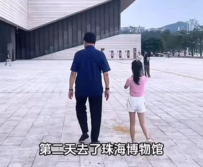 伊能靜帶公婆女兒探班秦昊，米粒送爸爸親筆畫，一家人團聚好有愛