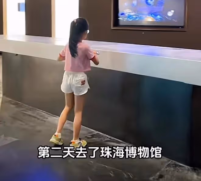 伊能靜帶公婆女兒探班秦昊，米粒送爸爸親筆畫，一家人團聚好有愛
