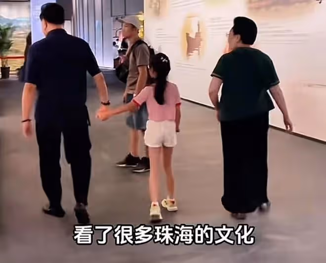 伊能靜帶公婆女兒探班秦昊，米粒送爸爸親筆畫，一家人團聚好有愛