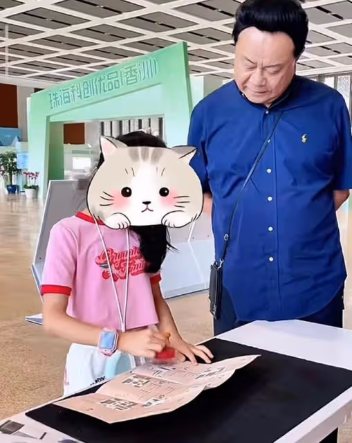 伊能靜帶公婆女兒探班秦昊，米粒送爸爸親筆畫，一家人團聚好有愛