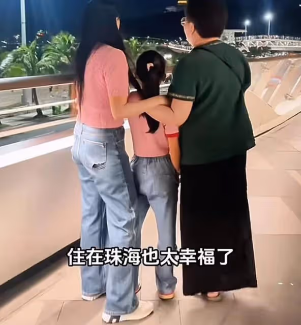 伊能靜帶公婆女兒探班秦昊，米粒送爸爸親筆畫，一家人團聚好有愛