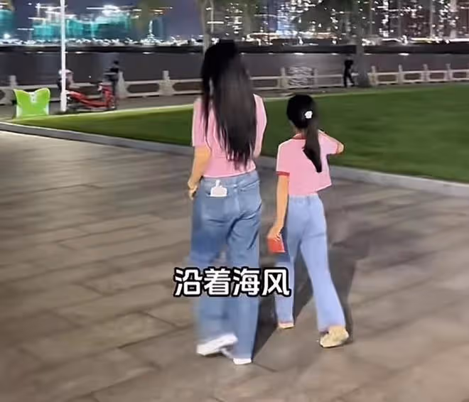 伊能靜帶公婆女兒探班秦昊，米粒送爸爸親筆畫，一家人團聚好有愛