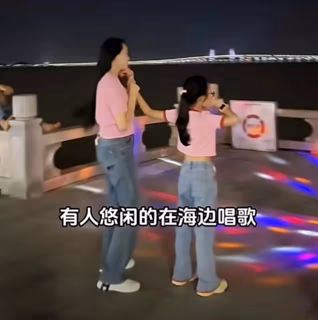 伊能靜帶公婆女兒探班秦昊，米粒送爸爸親筆畫，一家人團聚好有愛