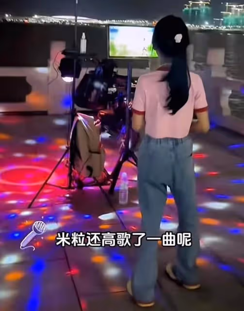 伊能靜帶公婆女兒探班秦昊，米粒送爸爸親筆畫，一家人團聚好有愛