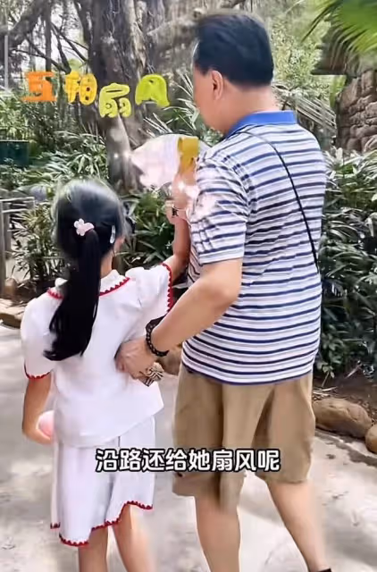 伊能靜帶公婆女兒探班秦昊，米粒送爸爸親筆畫，一家人團聚好有愛