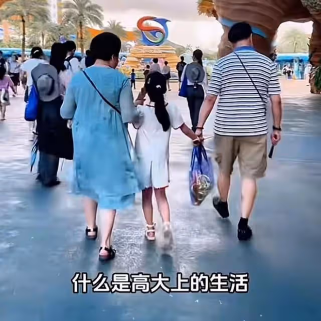 伊能靜帶公婆女兒探班秦昊，米粒送爸爸親筆畫，一家人團聚好有愛