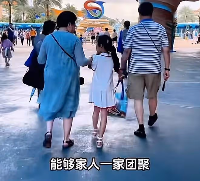 伊能靜帶公婆女兒探班秦昊，米粒送爸爸親筆畫，一家人團聚好有愛