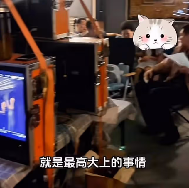 伊能靜帶公婆女兒探班秦昊，米粒送爸爸親筆畫，一家人團聚好有愛