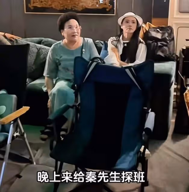 伊能靜帶公婆女兒探班秦昊，米粒送爸爸親筆畫，一家人團聚好有愛