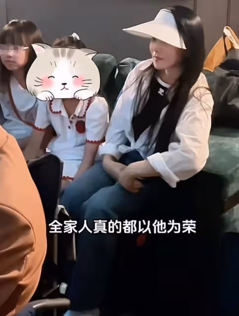伊能靜帶公婆女兒探班秦昊，米粒送爸爸親筆畫，一家人團聚好有愛