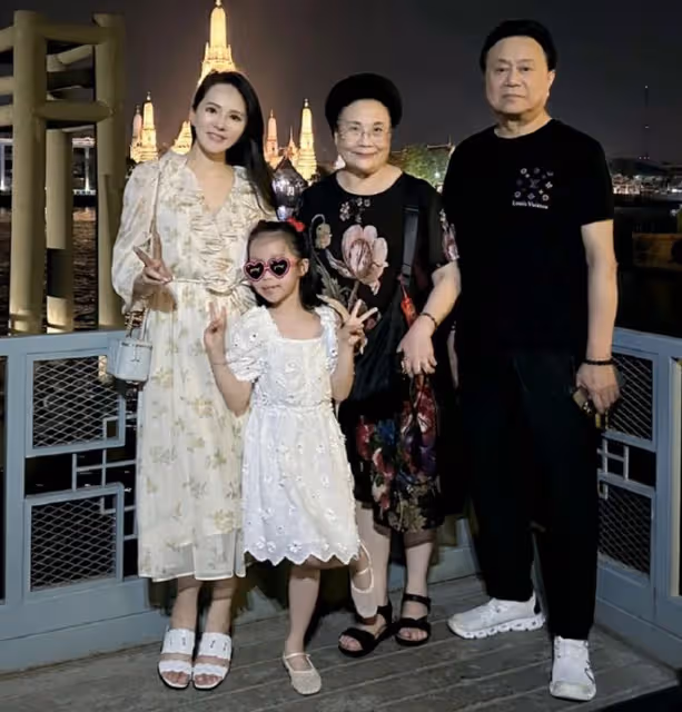 伊能靜帶公婆女兒探班秦昊，米粒送爸爸親筆畫，一家人團聚好有愛