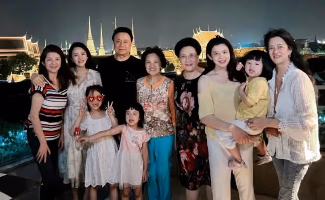 伊能靜帶公婆女兒探班秦昊，米粒送爸爸親筆畫，一家人團聚好有愛