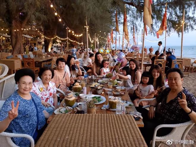伊能靜帶公婆女兒探班秦昊，米粒送爸爸親筆畫，一家人團聚好有愛