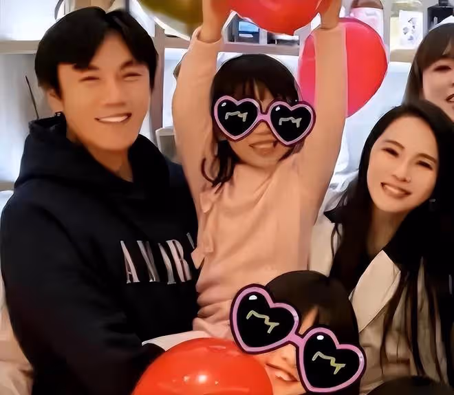 伊能靜帶公婆女兒探班秦昊，米粒送爸爸親筆畫，一家人團聚好有愛