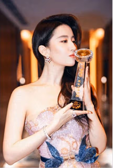劉亦菲時髦起來更迷人！摩登浪漫的穿搭風格，時尚又高級