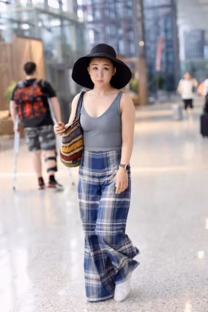 二胎後李小萌變成「大號水蜜桃」，穿背心+闊腿褲，38歲又美又欲