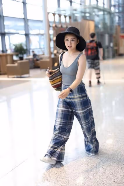 二胎後李小萌變成「大號水蜜桃」，穿背心+闊腿褲，38歲又美又欲