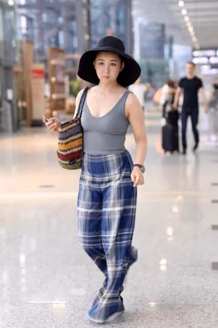 二胎後李小萌變成「大號水蜜桃」，穿背心+闊腿褲，38歲又美又欲