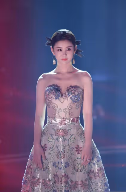 二胎後李小萌變成「大號水蜜桃」，穿背心+闊腿褲，38歲又美又欲