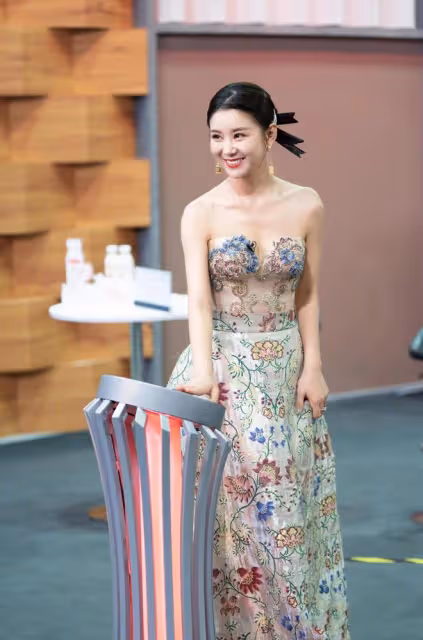二胎後李小萌變成「大號水蜜桃」，穿背心+闊腿褲，38歲又美又欲