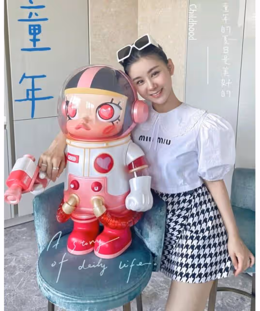 二胎後李小萌變成「大號水蜜桃」，穿背心+闊腿褲，38歲又美又欲