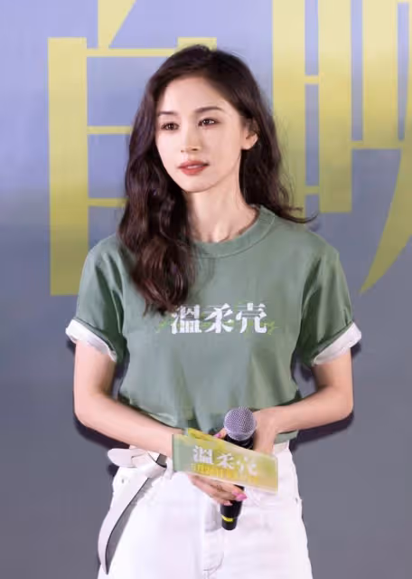 王子文恢復單身後燙了泡麵頭，穿T恤+小白褲亮相，38歲美出新高度