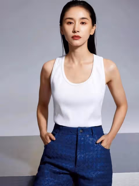 王子文恢復單身後燙了泡麵頭，穿T恤+小白褲亮相，38歲美出新高度