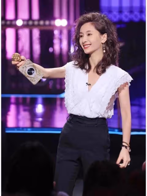 王子文恢復單身後燙了泡麵頭，穿T恤+小白褲亮相，38歲美出新高度
