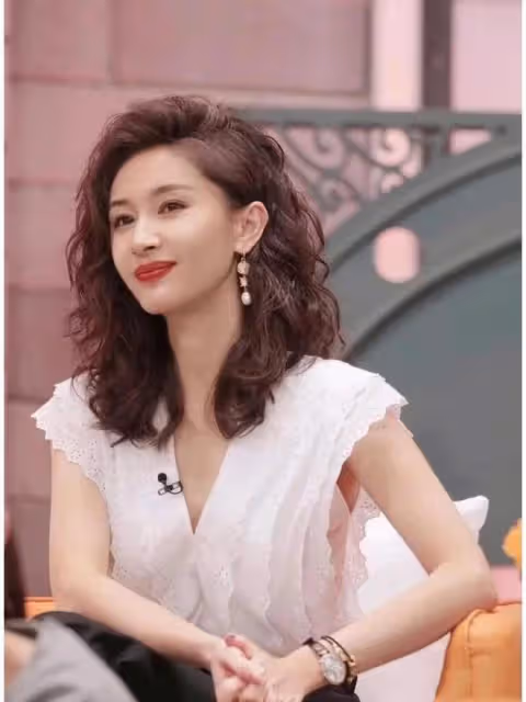 王子文恢復單身後燙了泡麵頭，穿T恤+小白褲亮相，38歲美出新高度