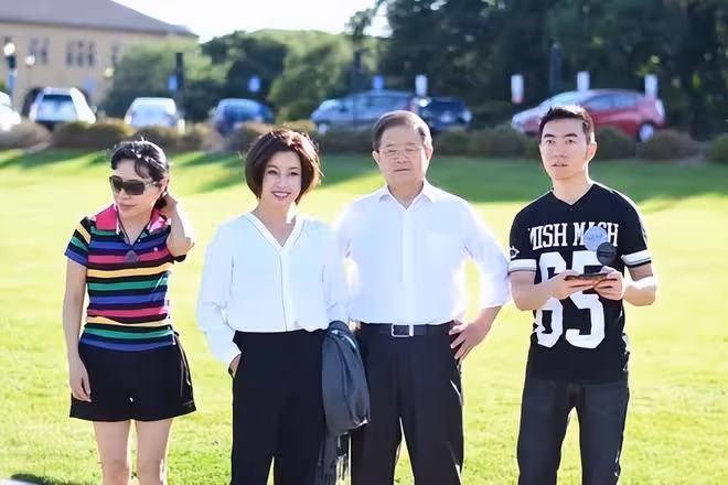 71歲劉曉慶罕見和82歲老公同框，似兩代人，她活力少女他白髮蒼蒼