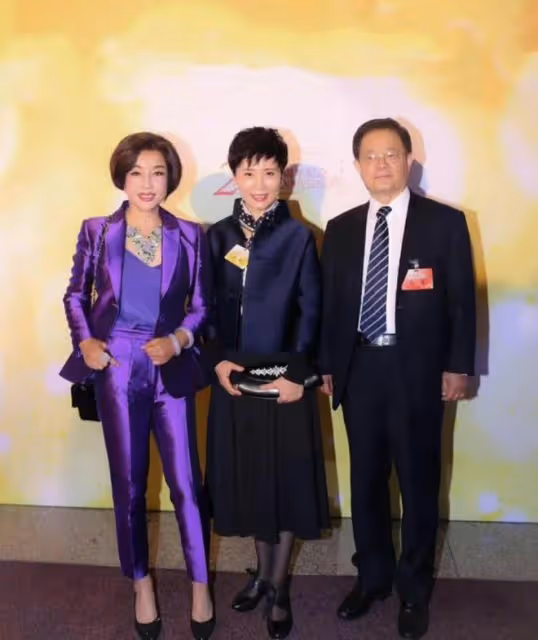 71歲劉曉慶罕見和82歲老公同框，似兩代人，她活力少女他白髮蒼蒼