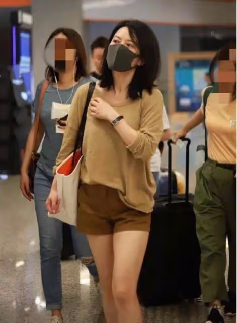 俞飛鴻帶火了美拉德穿搭：「t恤+短褲+齊肩發」，時髦洋氣又減齡