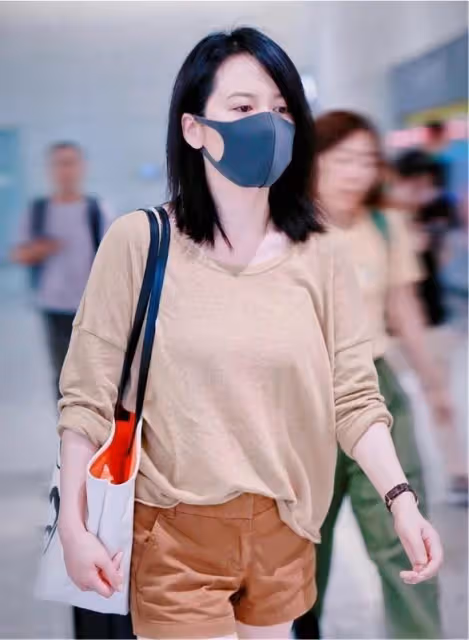 俞飛鴻帶火了美拉德穿搭：「t恤+短褲+齊肩發」，時髦洋氣又減齡