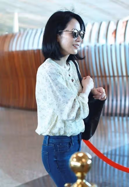 俞飛鴻帶火了美拉德穿搭：「t恤+短褲+齊肩發」，時髦洋氣又減齡