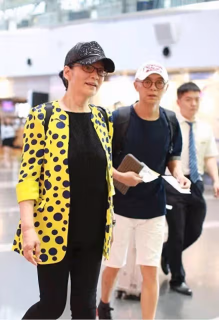 69歲潘虹換了風格減齡10歲，穿黃色西裝+小黑褲，完全沒有大媽味