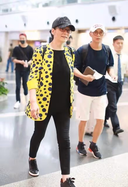 69歲潘虹換了風格減齡10歲，穿黃色西裝+小黑褲，完全沒有大媽味