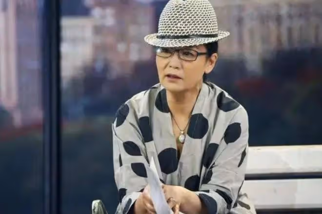 69歲潘虹換了風格減齡10歲，穿黃色西裝+小黑褲，完全沒有大媽味