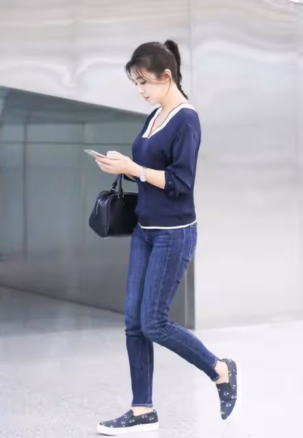 56歲江珊換了風格減齡10歲，穿針織衫+牛仔褲，完全沒有大媽味