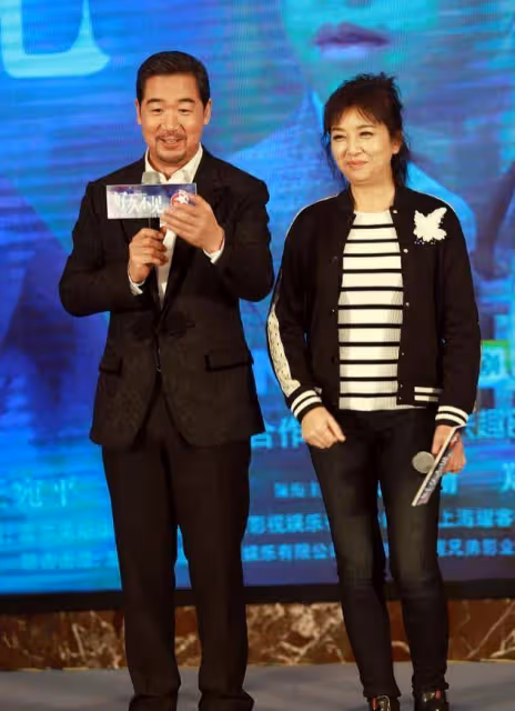 56歲江珊換了風格減齡10歲，穿針織衫+牛仔褲，完全沒有大媽味