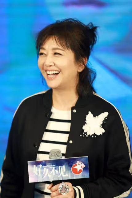 56歲江珊換了風格減齡10歲，穿針織衫+牛仔褲，完全沒有大媽味
