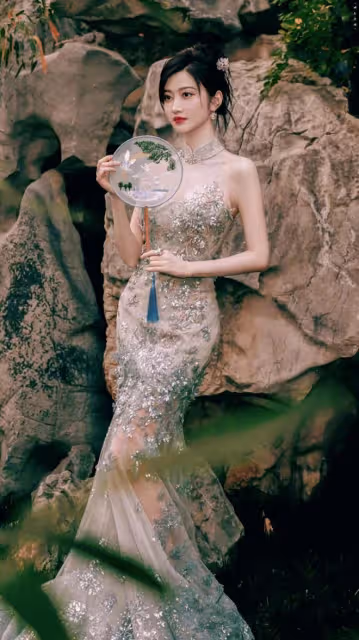 被景甜的上班圖驚艷！穿網紗魚尾旗袍秒變"水蜜桃"，性感又迷人