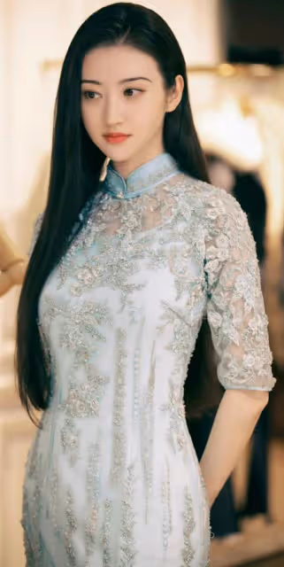 被景甜的上班圖驚艷！穿網紗魚尾旗袍秒變"水蜜桃"，性感又迷人