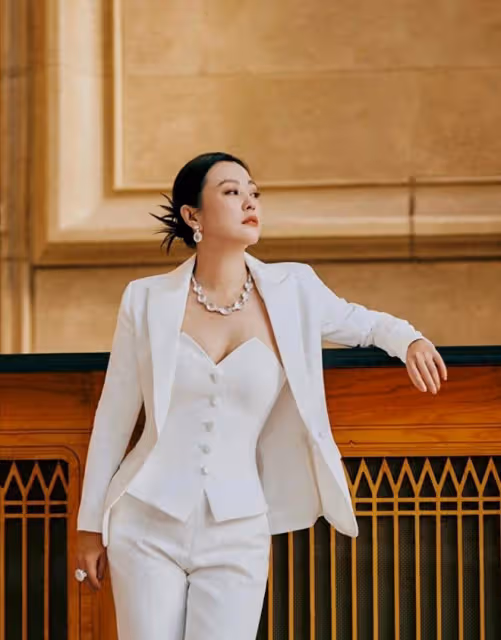 郝蕾成功減肥後拍大片！內衣外露一點不膽怯，這氣場一般人不能比