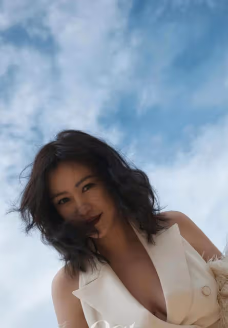 郝蕾成功減肥後拍大片！內衣外露一點不膽怯，這氣場一般人不能比