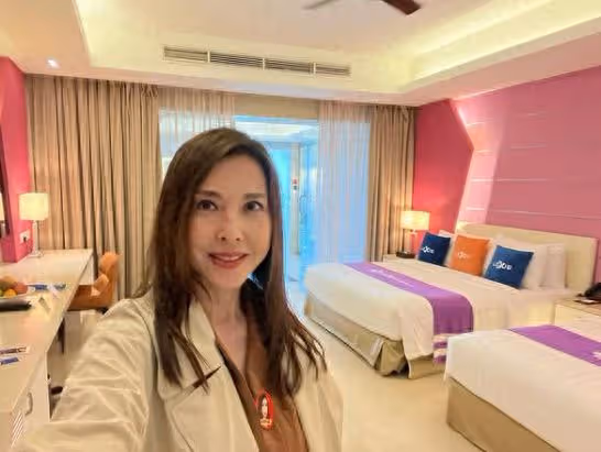 港三級片女神「56歲近照曝光」! 親揭不做醫美原因:老公會失去興趣