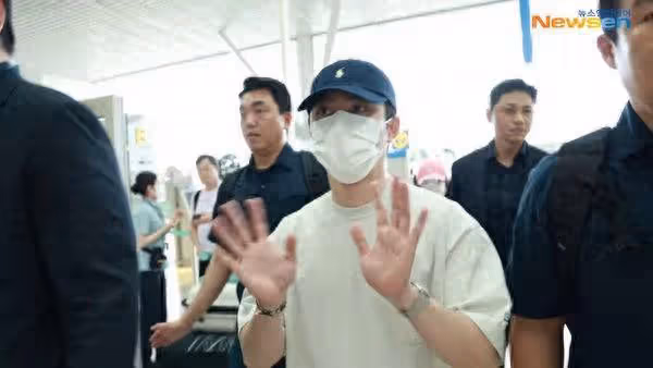 EXO D.O.出發來台！攝影大哥突問「可以比愛心嗎」　他默默給福利